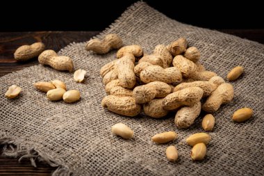 Kabukta yer fıstığı Tahta kasede Koyu ahşap arka planda.