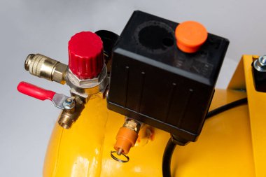 Gri arkaplanda hava kompresörü