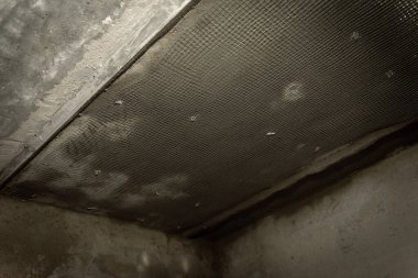 İşaret fişeği kullanarak alçıyla tavanın seviyesini yükseltmek.