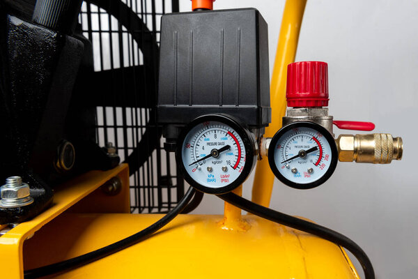 Воздушный компрессор на сером фоне
