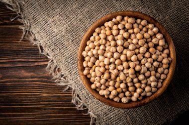 Koyu ahşap arka planda nohut..