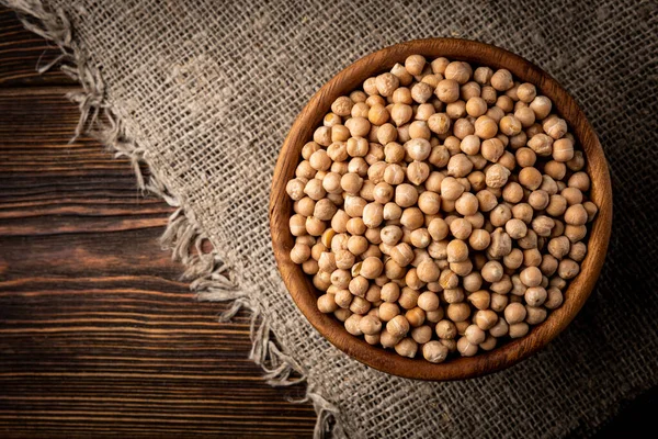 Koyu ahşap arka planda nohut..