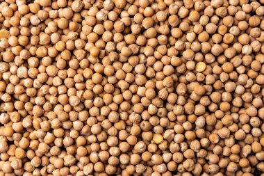 Ahşap arka planda tahta kaşıkta nohut..