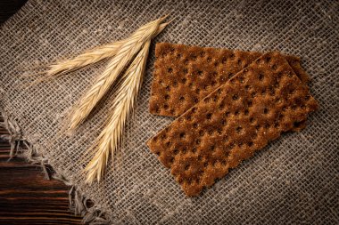 Koyu ahşap zemin üzerinde çavdar gevreği..