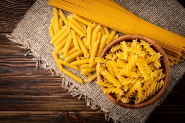 Koyu ahşap zemin üzerine makarna.