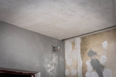 İşaret fişeği kullanarak alçıyla tavanın seviyesini yükseltmek.