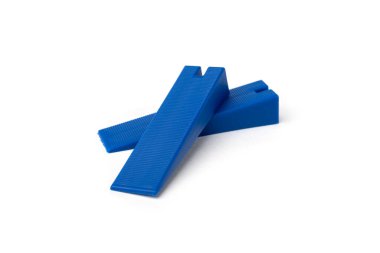 Döşeme düzleştirme sistemi. Beyaz arkaplanda izole edilmiş plastik takozlar.