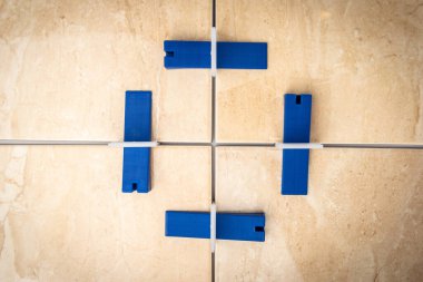 Plastik raptiyeler ve takozlarla seviyelendirme sistemi.