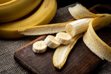 Koyu ahşap zemin üzerinde muz.