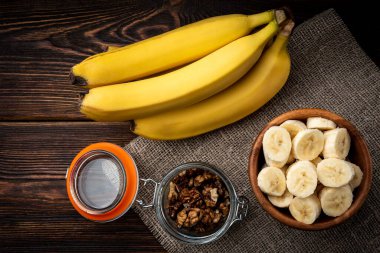 Muz ve ceviz koyu ahşap arka planda..