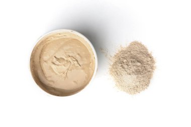 Beyaz arkaplanda izole edilmiş seramik fayanslar arasındaki boşlukları doldurmak için bej çimento harcı.