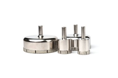 Beyaz arkaplanda izole edilmiş karolar için elmas çekirdek sondajları.