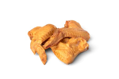 Tütsülenmiş tavuk kanatları beyaz arka planda izole edilmiş.