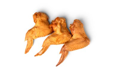 Tütsülenmiş tavuk kanatları beyaz arka planda izole edilmiş.