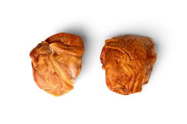 Tütsülenmiş tavuk budu beyaz arka planda izole edilmiş..