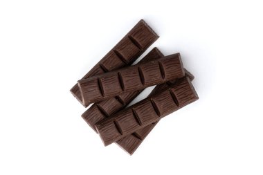 Beyaz üzerinde fıstık olan siyah çikolata..