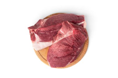 Tahtadaki çiğ domuz eti beyaz arka planda izole edilmiş..