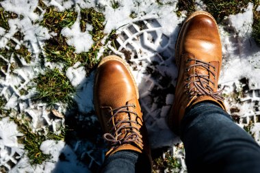 Kış mevsiminde deri çizme giyen bir kadın..