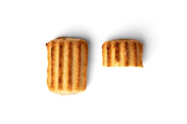 Beyaz zemin üzerinde reçel izole edilmiş küçük kurabiyeler.