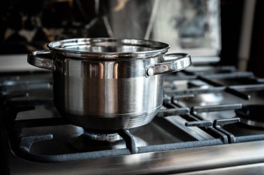 Mutfaktaki gaz sobasında paslanmaz çelik tencere..
