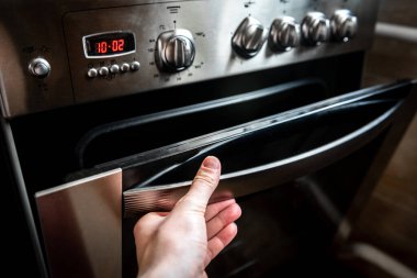 Mutfaktaki fırını aç..