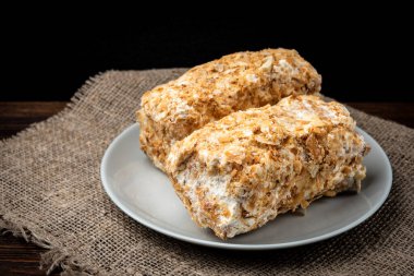 Koyu ahşap arka planda Napolyon keki.