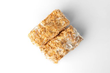 Beyaz arkaplanda izole edilmiş Napolyon keki.