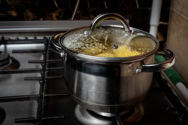 Patatesler ocakta kaynatılır..