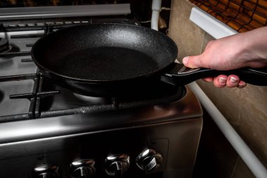 Fırında tavada tavuk eti küpleri kızartıyorum..