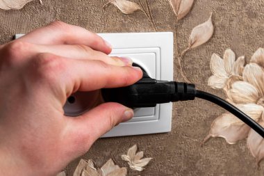 Duvardaki prizin prizine kadın eli takın ya da çıkartın.