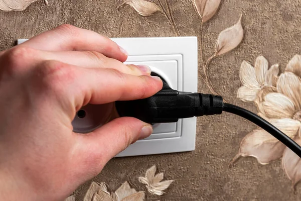 Duvardaki prizin prizine kadın eli takın ya da çıkartın.