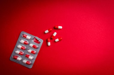 Kırmızı arka planda kırmızı haplar.