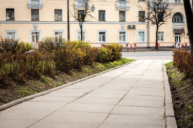 Yol ve apartman yakınlarındaki boş yürüyüş yolu.