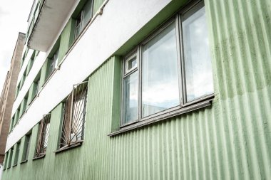 İdari bina. Pencereli tuğla bina.