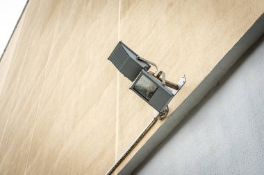 Dışarıdaki binanın duvarında LED ışığı.