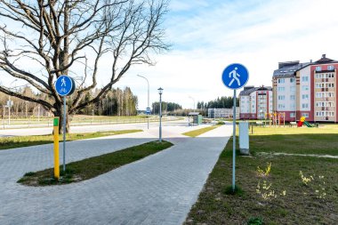 Yol ve apartman yakınlarındaki boş yürüyüş yolu.