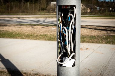 Modern bir sokak lambasının kabloları..