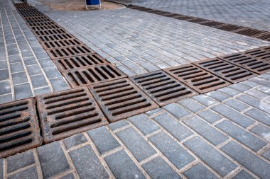 Kaldırımda fırtına suyu drenajı.