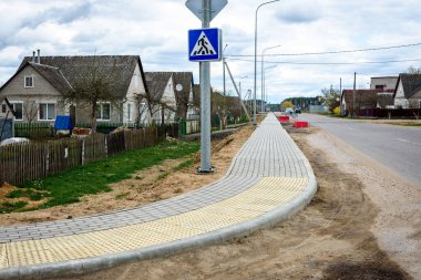 Yol ve apartman yakınlarındaki boş yürüyüş yolu.