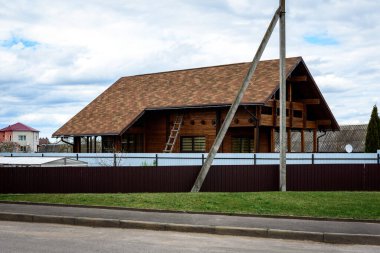 Mavi gökyüzü arka planında yeni ahşap ev.