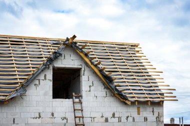 Ahşap çatı inşaatı. Bloklardan yeni bir ev inşa ediyorum..