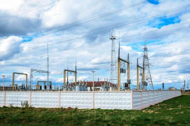 Yüksek voltaj direği. Mavi arkaplanda yüksek voltaj kulesi.