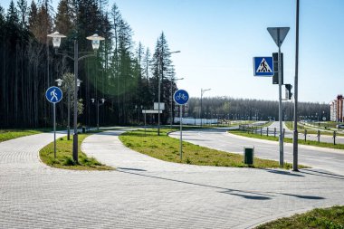 Yol ve apartman yakınlarındaki boş yürüyüş yolu.