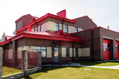 İdari bina. Pencereli tuğla bina.