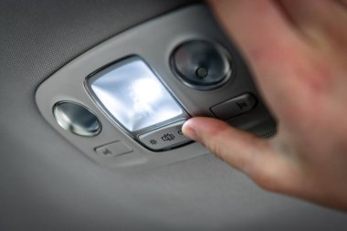 Araba salonunun ışığı açık..