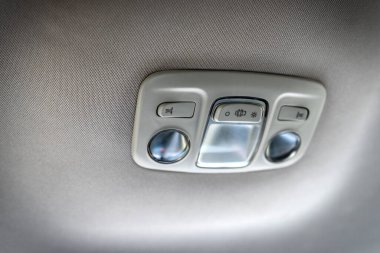 Araba salonunun ışığı açık..