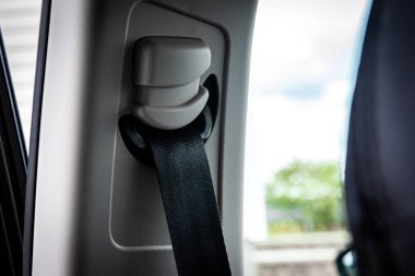 Emniyet kemeri siyah arabanın içinde..