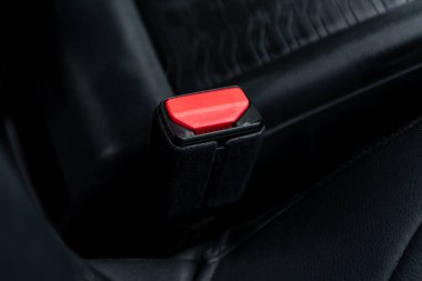 Emniyet kemeri siyah arabanın içinde..