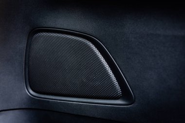 Arabanın hoparlörünü kapat..