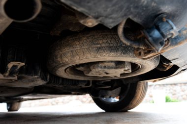 Arabanın altında yedek tekerlek var..